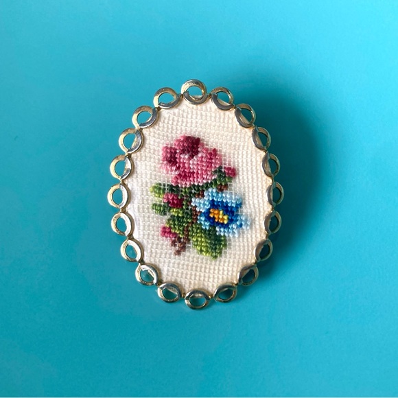 60s Vintage Petit Point Brooches Tiny Stitches Brooch Jewellery Cottagecore Pins - Picture 3 of 8